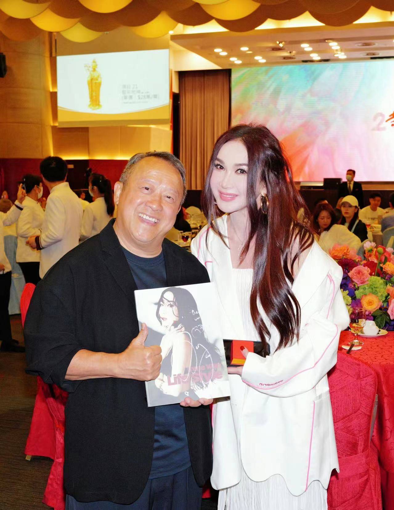 原创            温碧霞出席曾志伟73岁生日宴，晒和邱淑贞合照，快60岁状态太好了