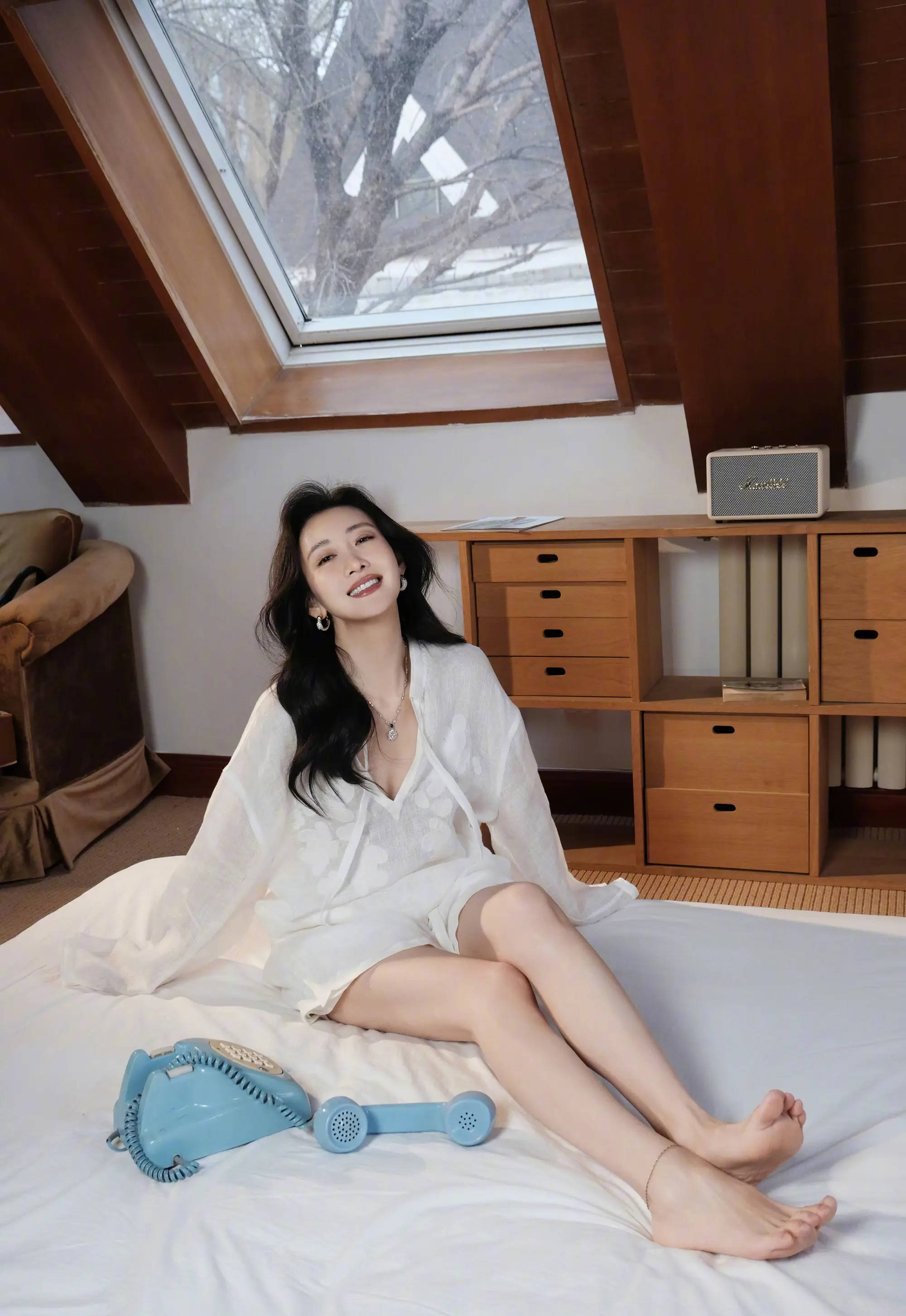 王鸥晒居家风写真美照！床上秀白皙美腿性感吸睛