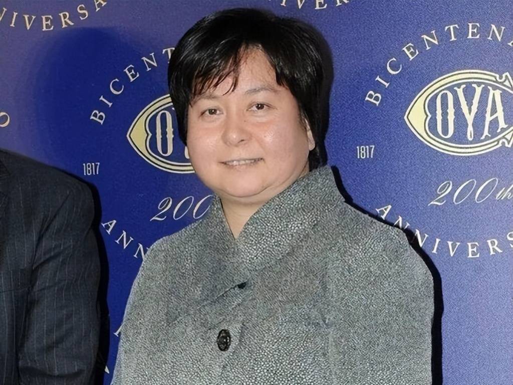 原创            何超琼亲妹何超蕸去世，何猷君发合照悼念"家姐"，闺蜜杨千嬅痛哭