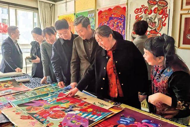 诸迪在延安开展乡土绘画调研