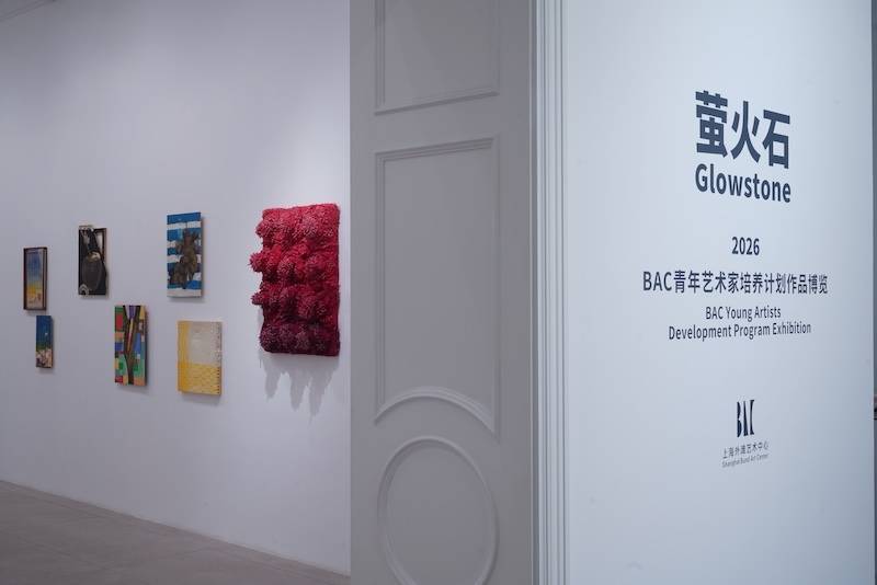 在外滩老建筑中，为青年艺术家点上“微光”