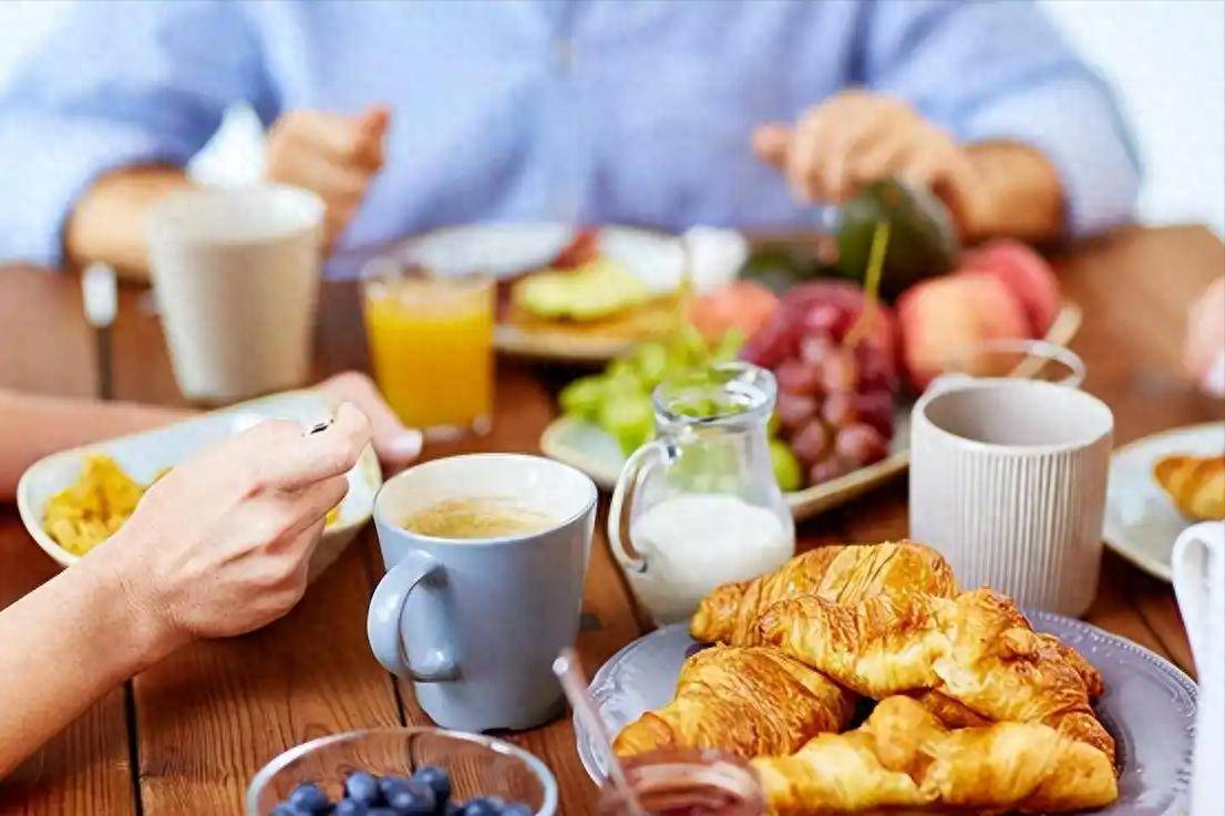 原创            7点吃早饭是错误的？医生建议：过了65岁，早饭尽量要做到这5点