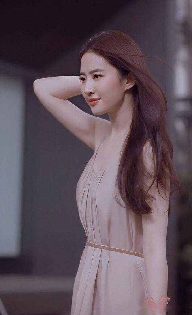 刘亦菲，超薄吊带写真