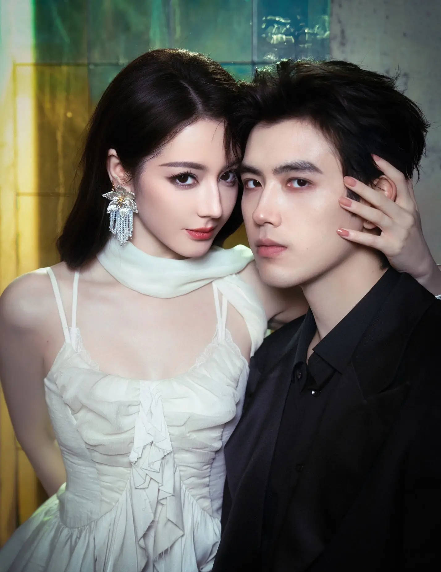 迪丽热巴陈飞宇脸贴脸氛围浪漫 女方轻抚男方目光温柔缱绻