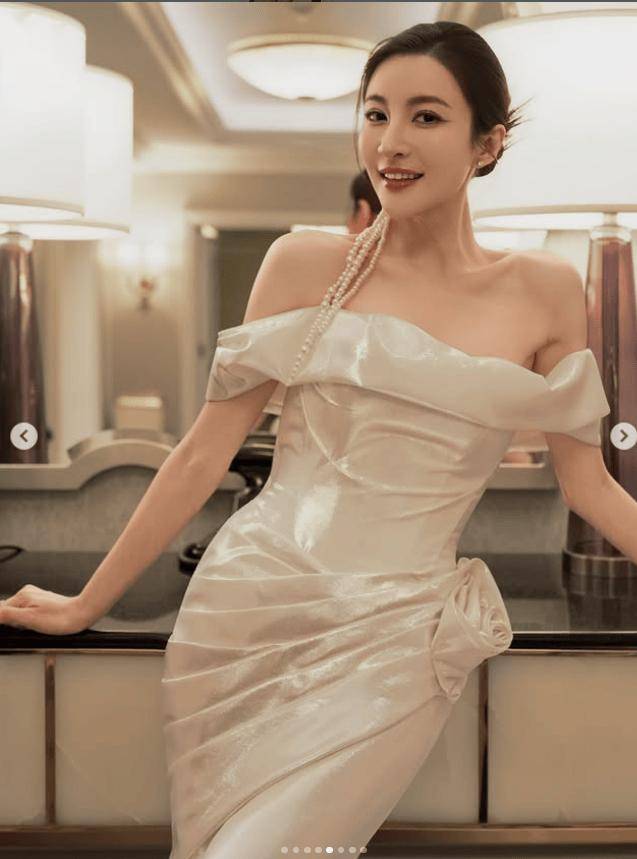 恭喜！黄宗泽获颁实力演员！钟嘉欣主动跑过去拍合照！网友齐呼回忆杀！