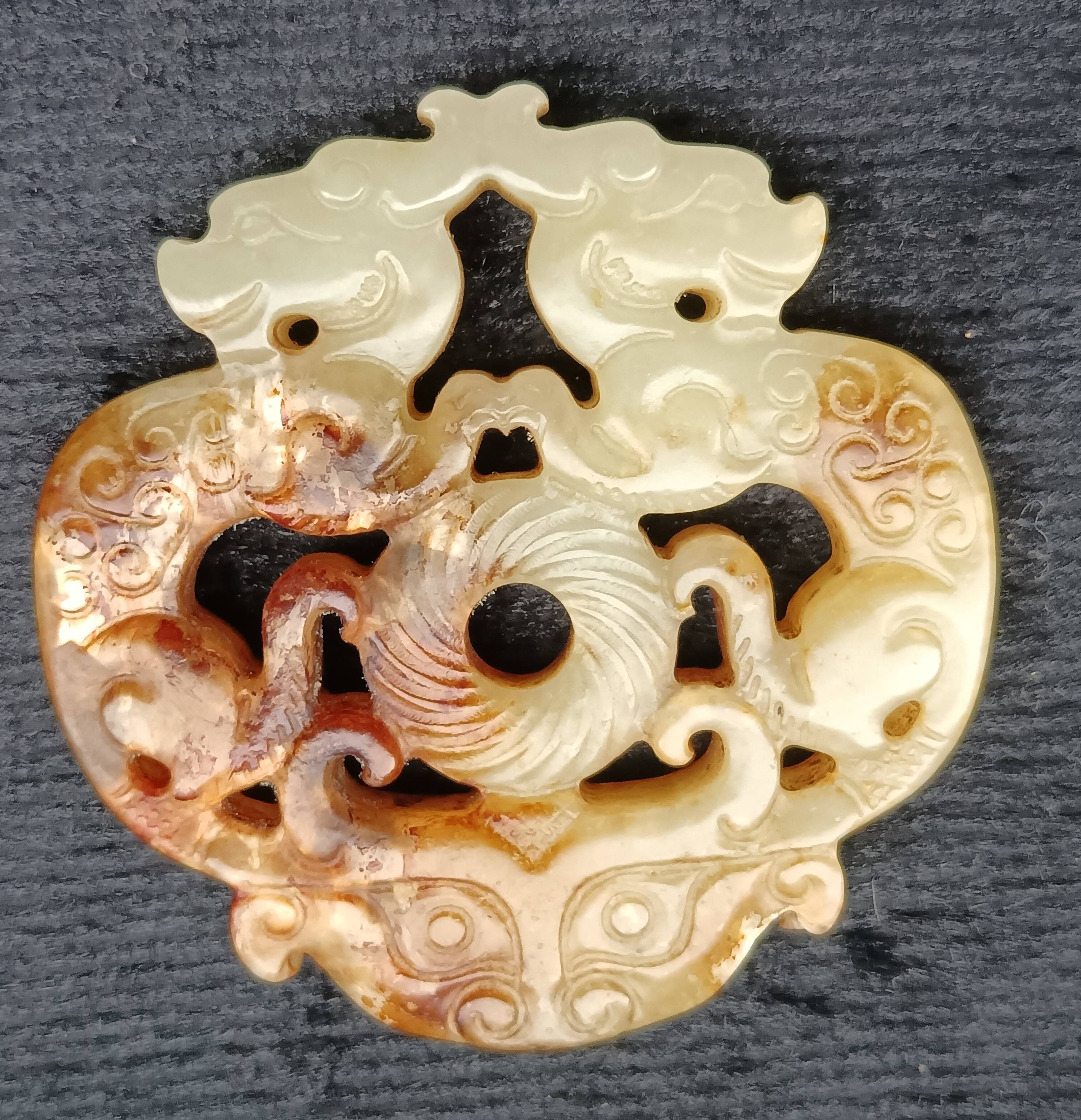 战汉时期和田玉双螭护主玉佩鉴赏