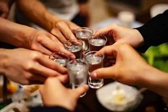 多名院士调查发现：喝一次酒，就等于洗一次肝，真的假的？