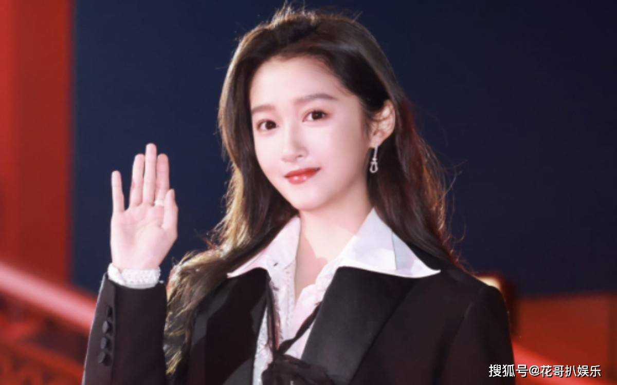 原创            关晓彤曝出酒吧瓜，深夜带助理去酒吧，网友质疑她是深夜酗酒买醉
