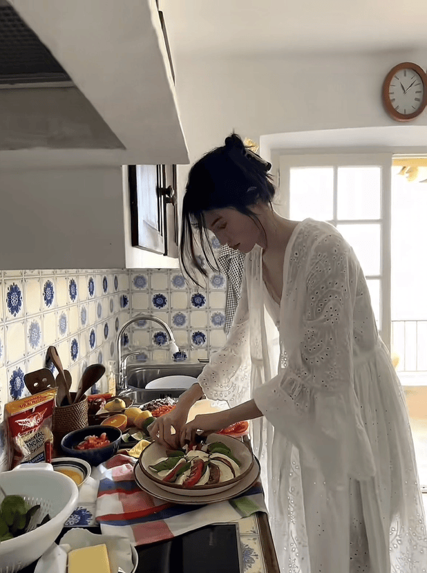 何穗化身快乐厨娘仙气十足！度假和朋友享用美食心情好