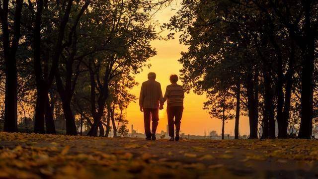 分房睡十年，60岁男人的大实话：老了才明白，分床睡的苦与乐