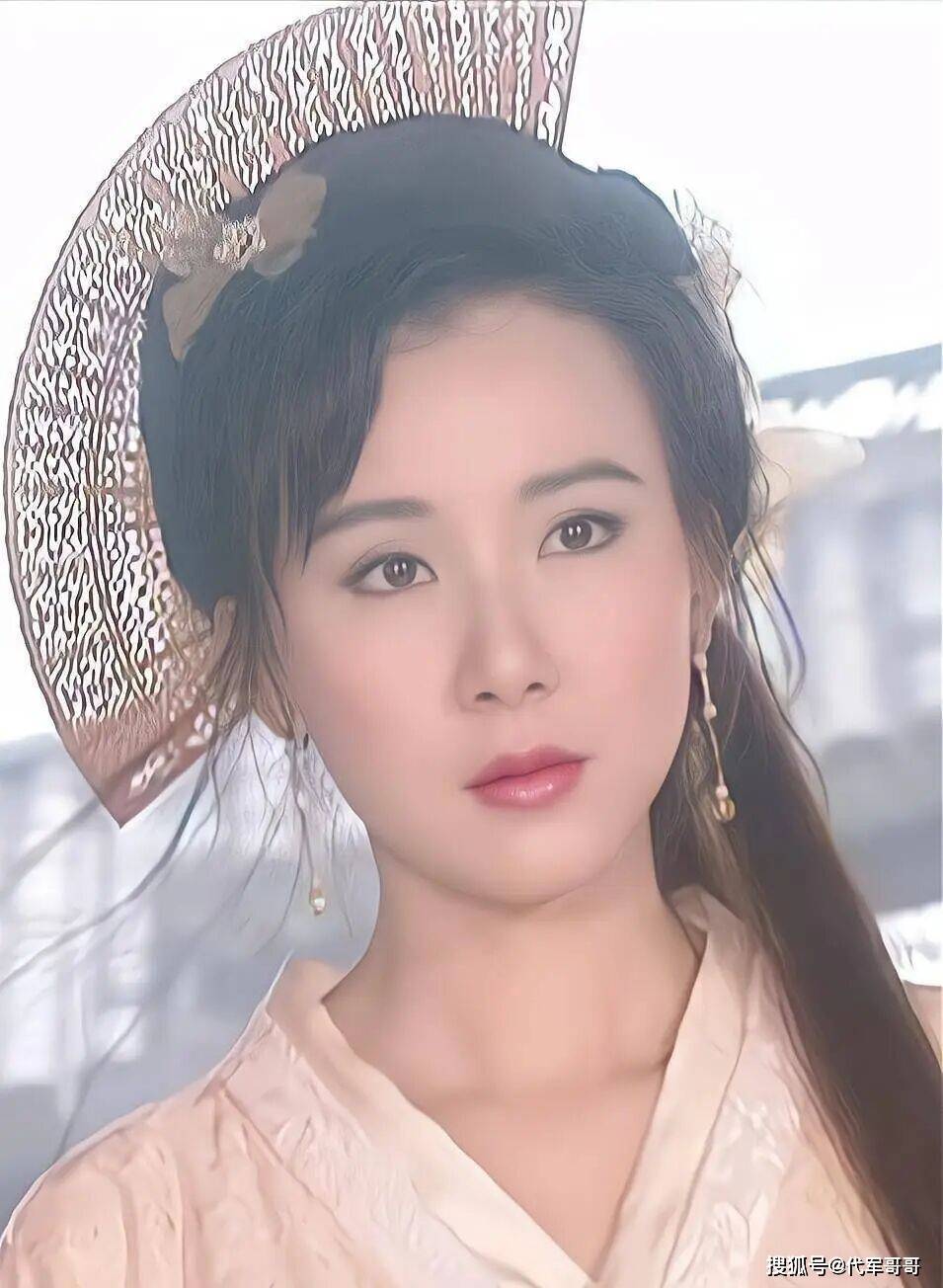 原创            58岁萧蔷近况曝光！经历多段失败恋情一直单身，如今因曼妙身材上热搜