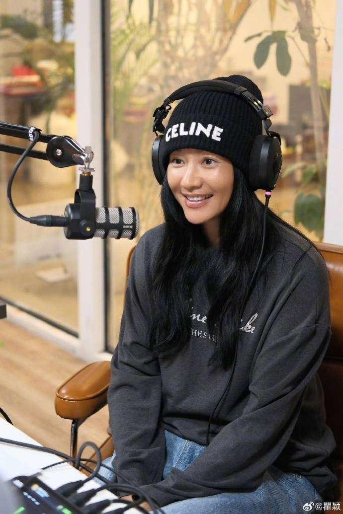 原创            瞿颖翻红撕开娱乐圈遮羞布！活人感碾压完美人设，观众怒吼：受够假明星了！