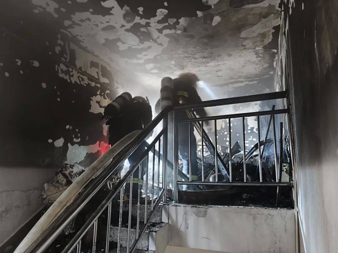 广东小孩哥假期玩火把家点了？消防员追到学校赠送字帖……