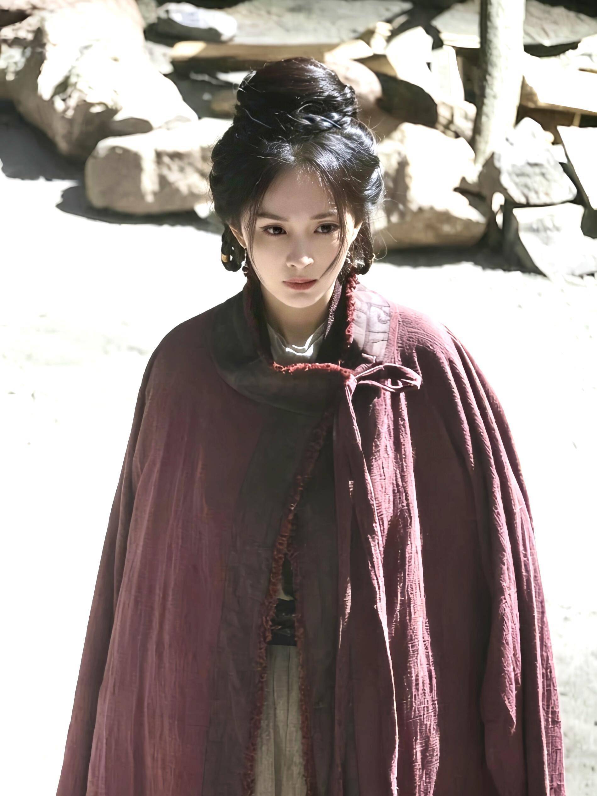 杨幂穿红麻布披风清冷感十足 妆容素淡清雅动人