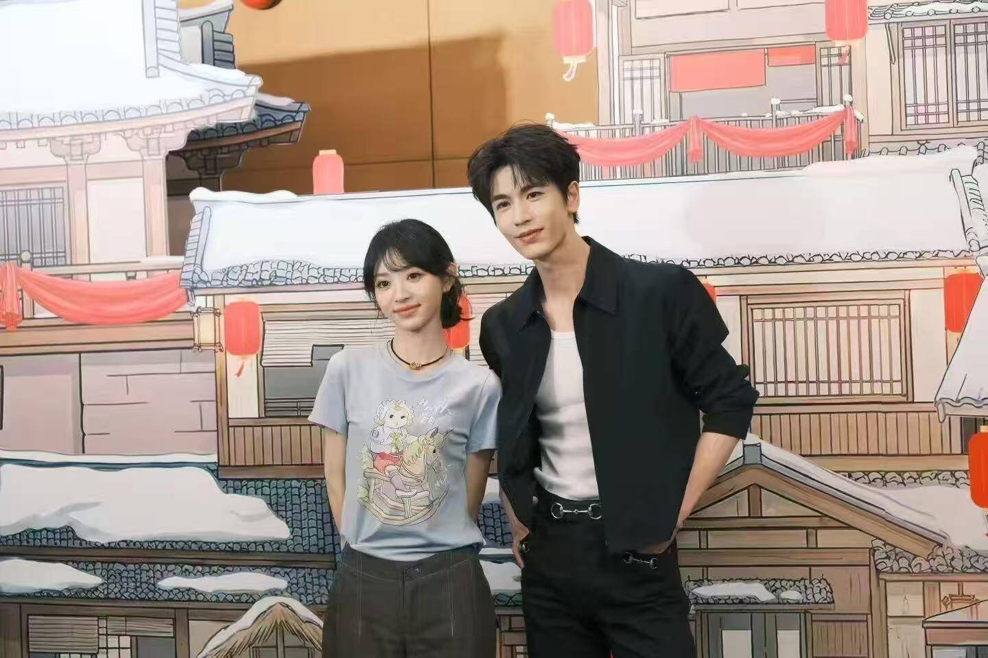 张凌赫田曦薇庆功宴同框 甜蜜合照温柔又养眼