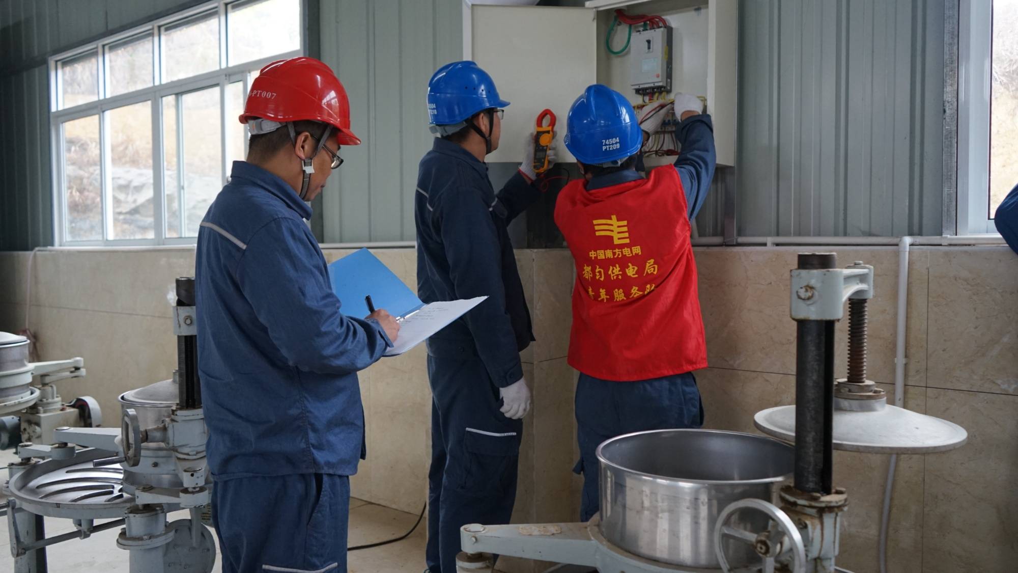 茶山上的“电管家”——贵州平塘供电局为春茶采收注入满格动力