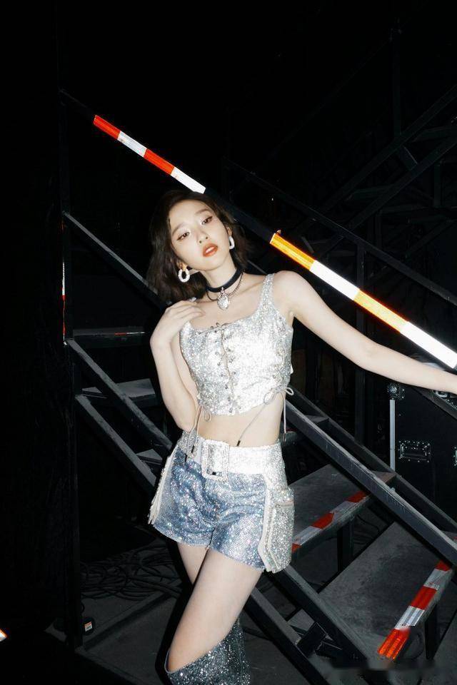 唐艺昕，吊带热裤写真照