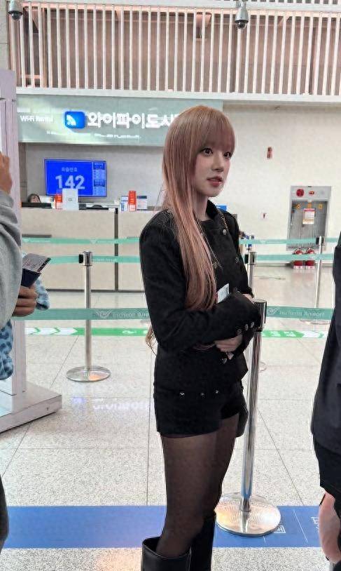 原创            看宋雨琦穿短裙出席活动，对长辈90度鞠躬，才懂她火都是有原因的