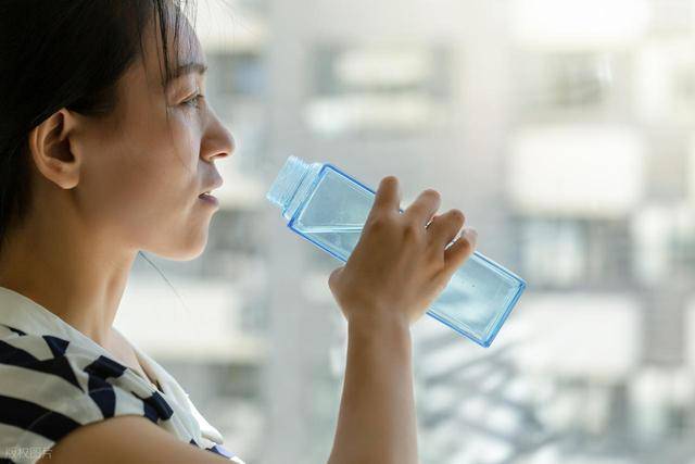 比熬夜还伤代谢的习惯：渴了才喝水！正确喝水法让你少疲劳