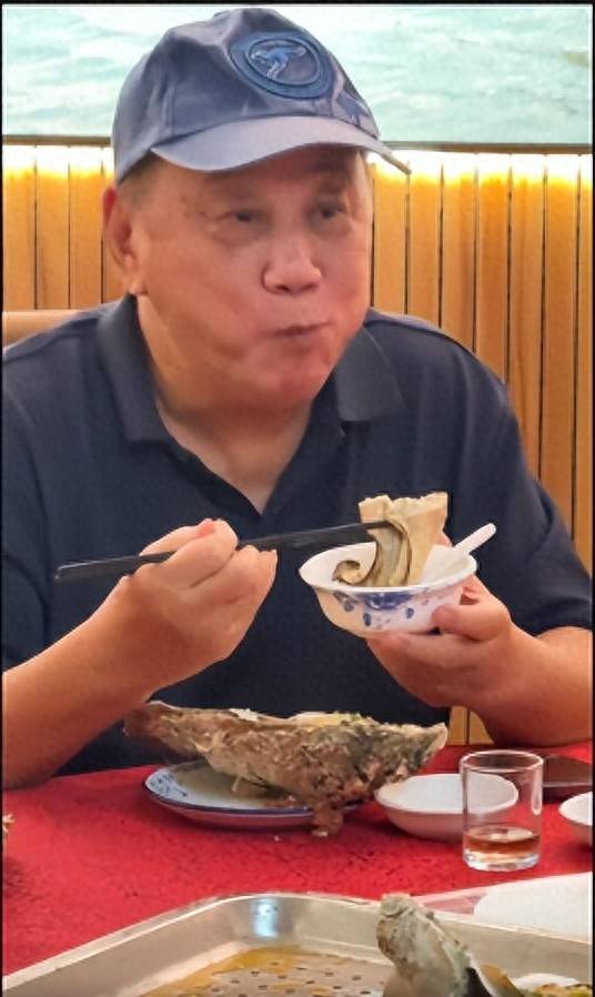 TVB视帝近况曝光，年过80精神饱满，忙碌半生如今享受晚年