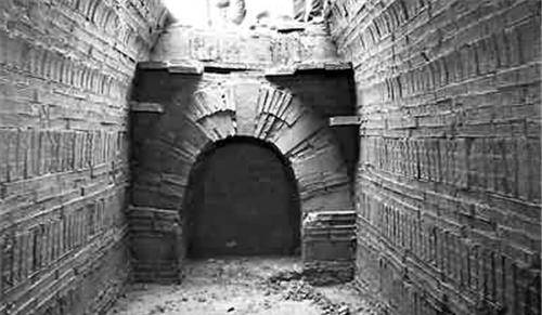 江西古墓出土2件瓷器，专家看后当场摔碎：盗墓贼竟敢这么羞辱我们