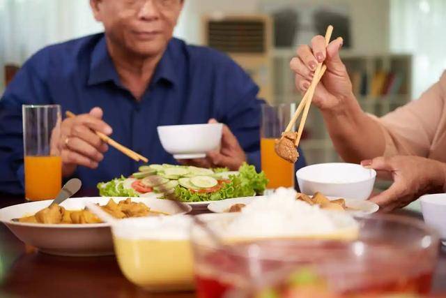 原创            晚饭七分饱被推翻了？医生建议：过了65岁，吃饭尽量要做到这4点