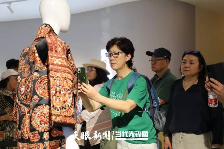 多位海外华人艺术家走进多彩贵州城 感受非遗之美