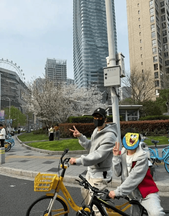 黄晓明发和9岁儿子街头骑行照，评论区成普法现场