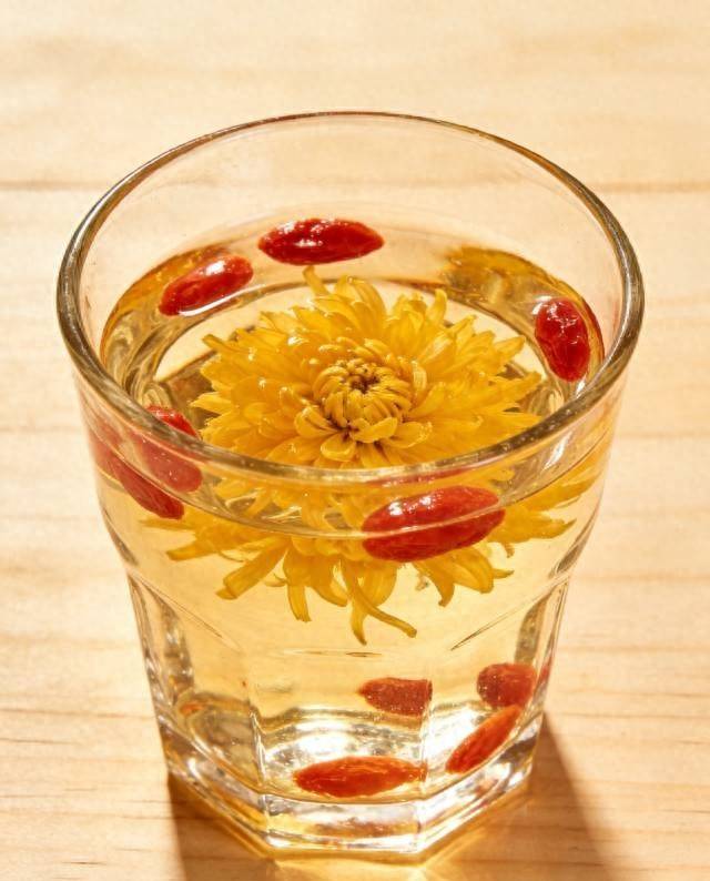 春天一到，眼睛干、脾气燥、早上起不来，喝菊花茶好像成了默认操作。