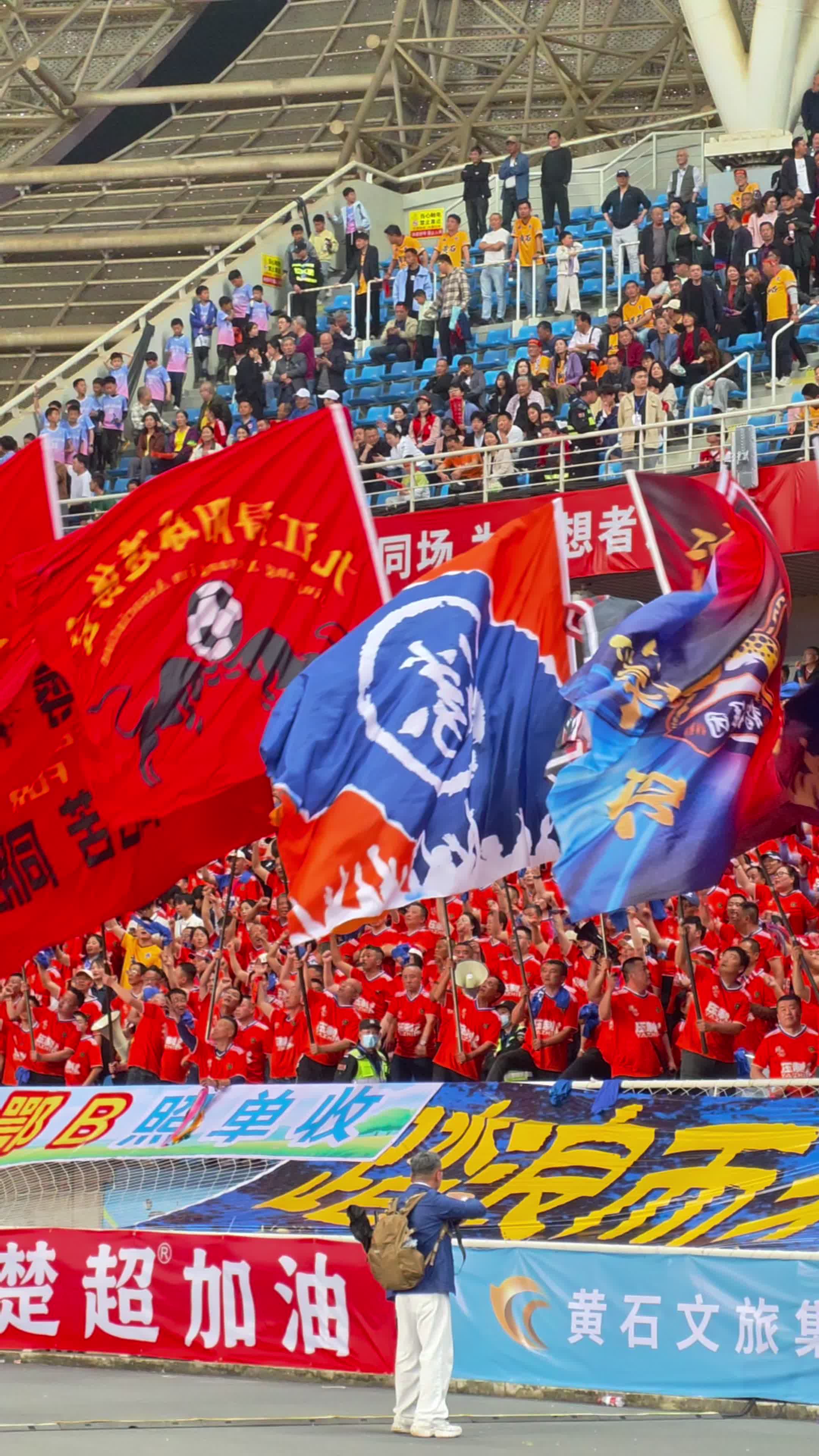 大批江西球迷奔赴楚超现场 为黄石营造魔鬼主场氛围