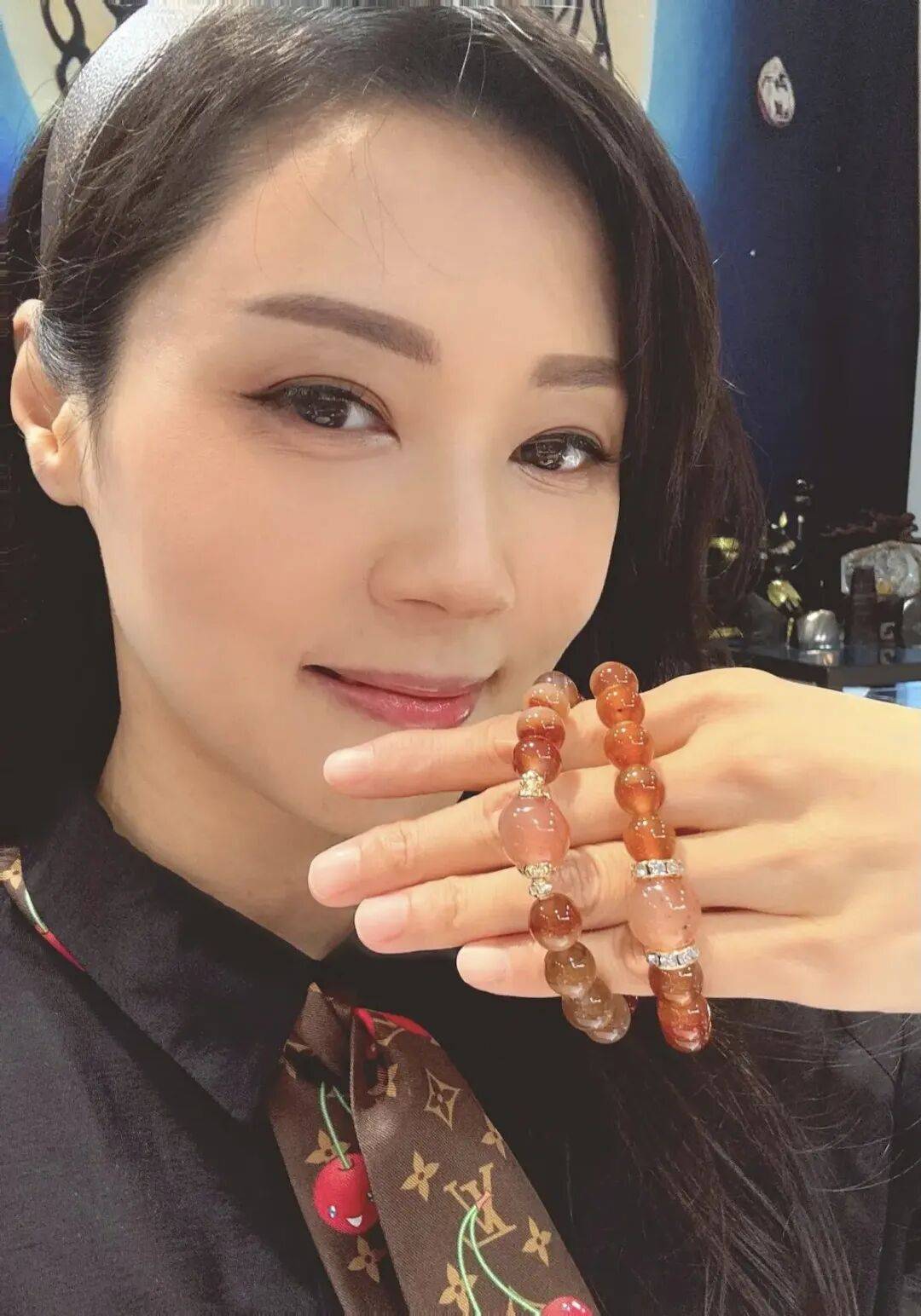 TVB前女艺人罕见曝光近况！已转行做占卜师，生娃时一度血崩险死