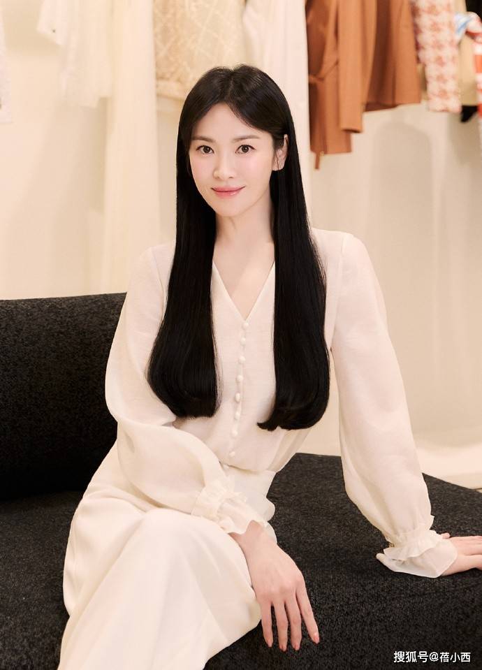 原创            宋慧乔留回长发后像换了个人！穿一身白简约优雅，美到差点认不出