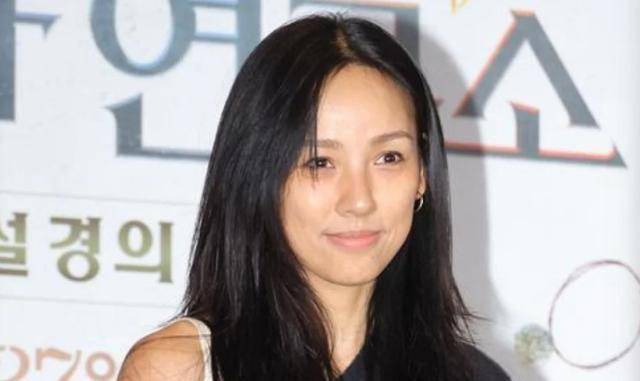 李孝利父亲去世，其与丈夫李尚顺一同悼念