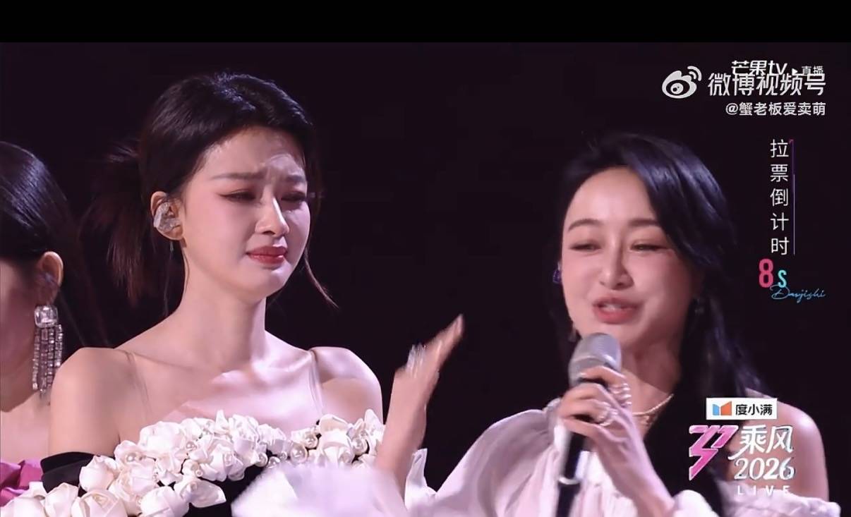 原创            赵子琪被淘汰太心疼！一袭白裙身影落寞，离开时的凄惨模样还被拍