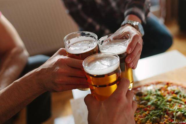 原创            52岁男子醉酒后丧命！医生含泪苦劝：这4类人不宜贪杯，风险太大