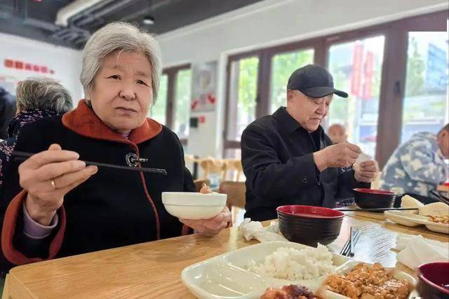 7点吃早饭是错误的？医生建议：过了70岁，早饭尽量要做到这3点