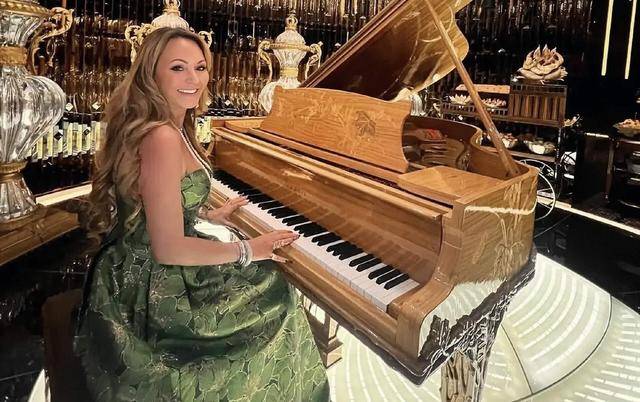 突发！赌王长孙女与未婚夫分手，迎来新恋情和鲜肉男友当众亲吻