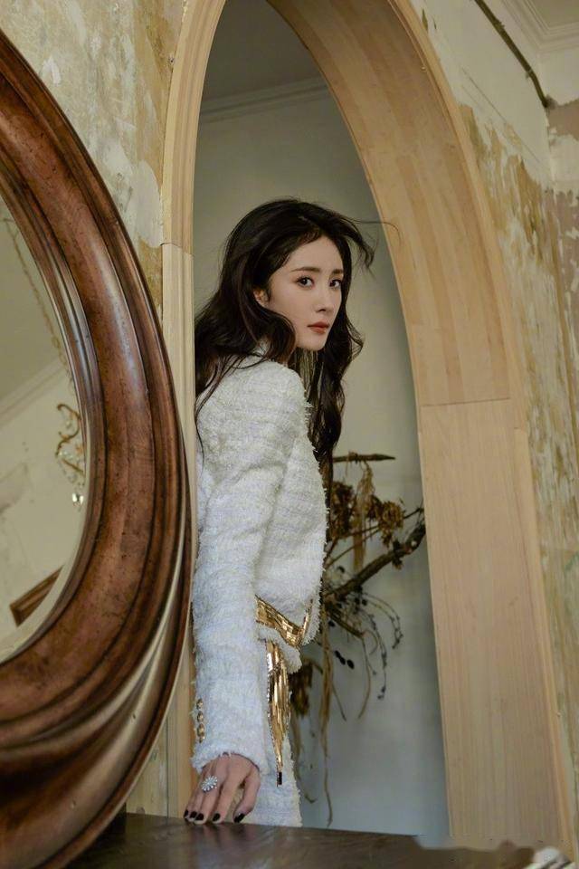 杨幂，写真包臀裙