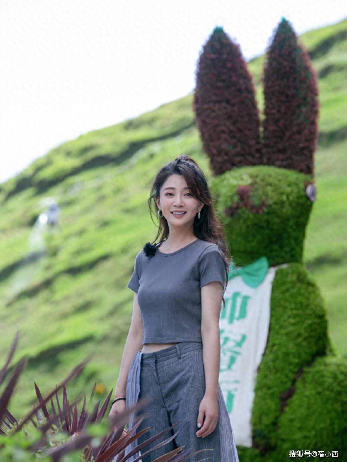 原创            殷桃新换了半扎发型年轻20岁，穿T恤+阔腿裤，美得像换了个人